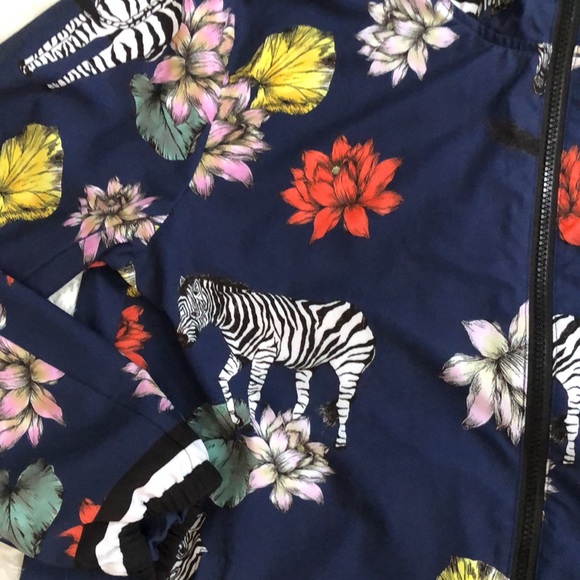 SOLD! Mavrans Pantera Windbreaker Full Zip with zebra floral print 🦓🌸 - Picture 3 of 7